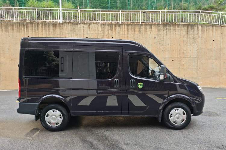 Used Dongfeng Yufeng Yufeng 2021 2.0T Rear-Drive Logistics Vehicle Short Wheelbase Mid-Roof 5-9 Seaters China VI Standard D20
