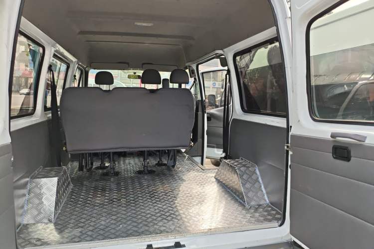 Used Ford Classic Transit 2013 2.8T Diesel Logistics Model with Short Wheelbase and Mid-Roof JX493ZLQ4