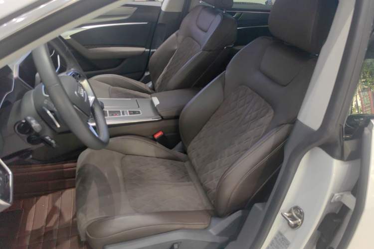 Used Audi A7L 2024 45TFSI quattro S-line Visionary Edition Flow Crystal Package
