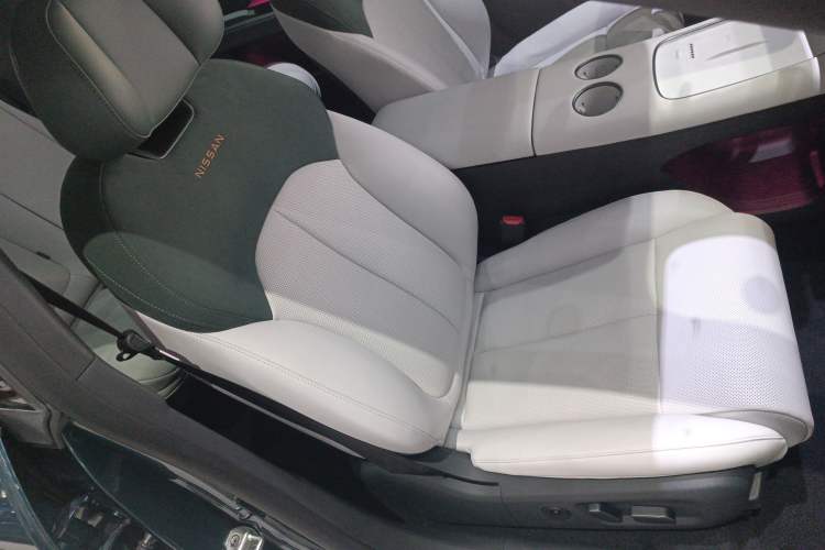 Used Nissan N7 2025 625 Max Right Front Seat