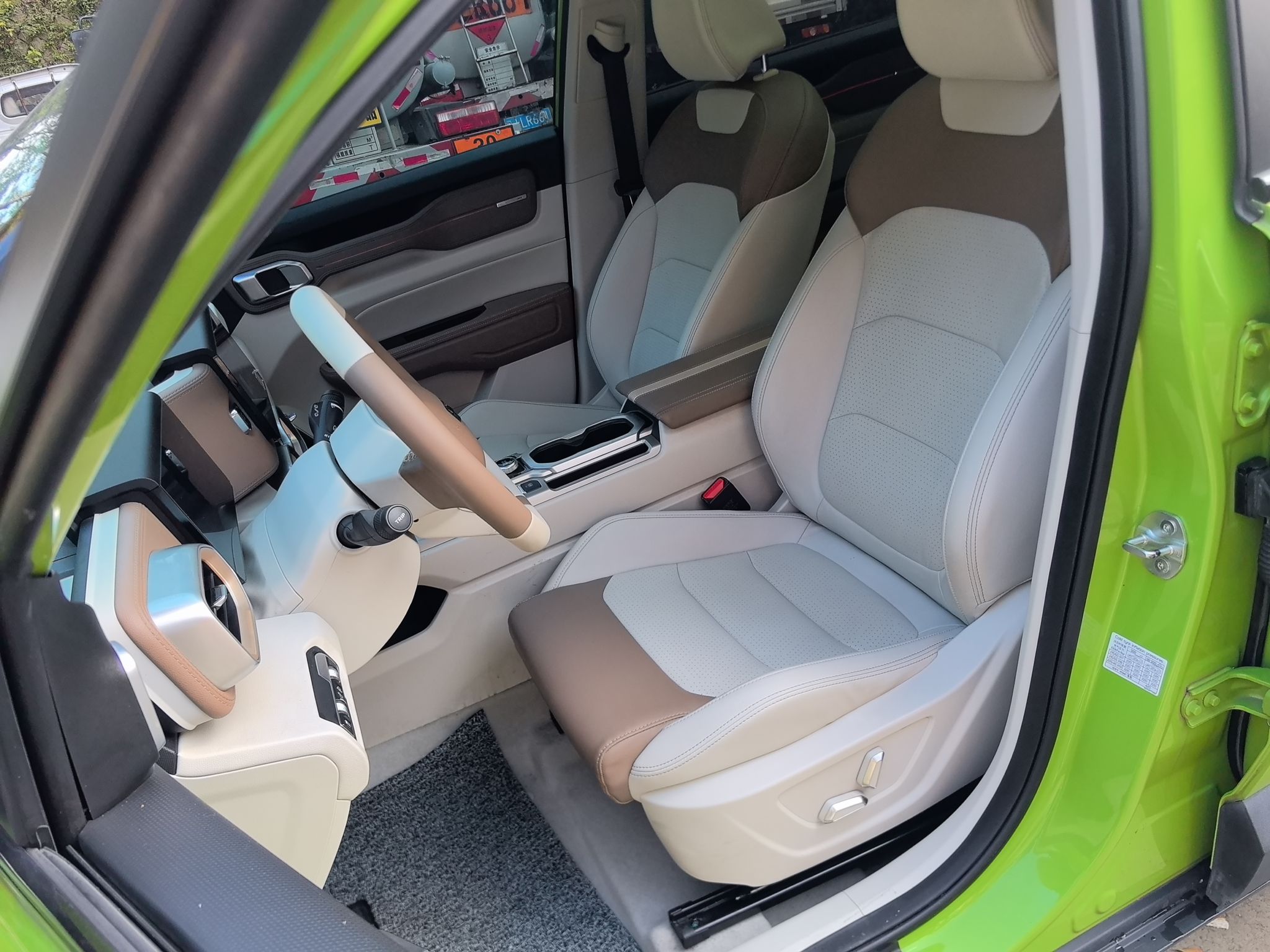 المقاعد الأمامية داخل السيارة