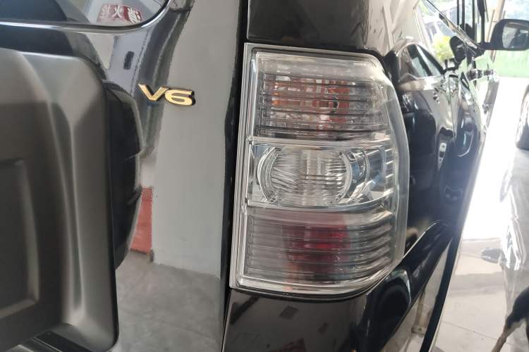 Used Mitsubishi Pajero 2015 3.0L Automatic Elite Plus Version China V Standard Exterior 5