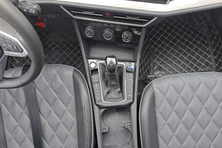 Used Volkswagen Sagitar 2023 300TSI DSG Excellence Edition Gear Lever