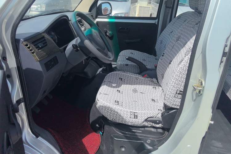 Used Jinbei Hiace X30 2023 1.5L Super-Comfortable Passenger Van 5/6/7-Seater Non-Air-Conditioned Version Model SWC15M