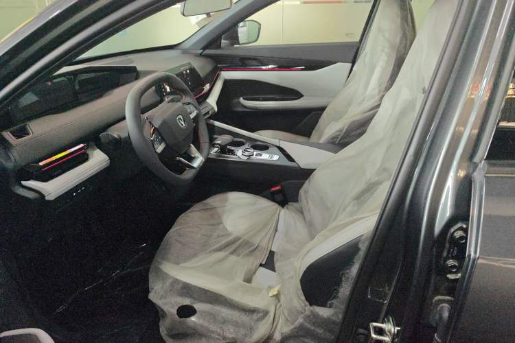 Used CHANGAN UNI-V iDD 2024 Blue Whale Smart Electric iDD 136km Luxury Model Interior 1