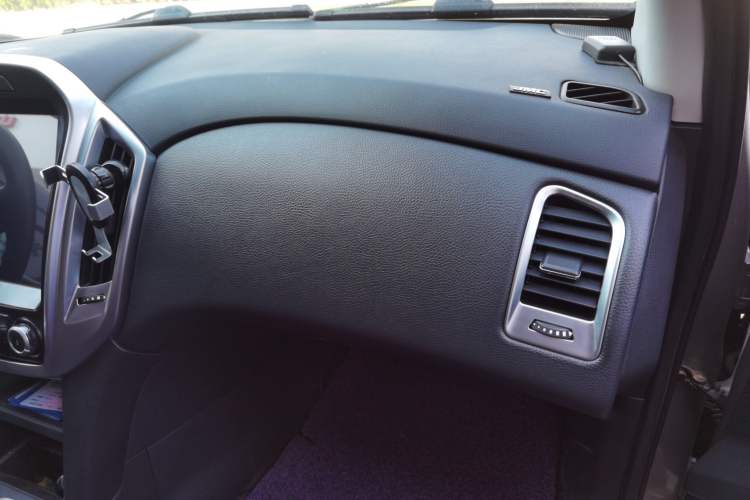 Used JMC Yuhu 3 2018 2.5T Diesel Two-Wheel Drive Advanced Version Standard Wheelbase Interior 4