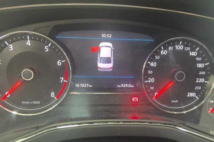 Used Volkswagen Phideon 2018 Revised Version 380TSI Two-Wheel Drive Business Edition Odometer Close Up