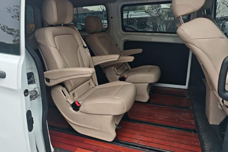 Used Ford Transit 2019 2.0T Diesel Multi-Purpose Commercial Vehicle Short Wheelbase Low Roof 6-Seater China VI Standard Left Rear Seat