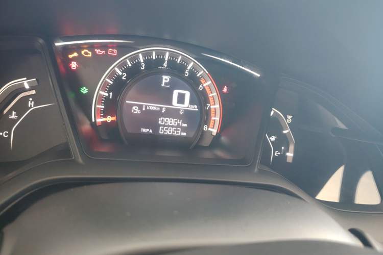 Used Honda Civic 2016 180TURBO CVT Comfort Version Odometer Close Up