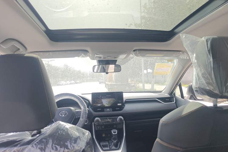 Used Toyota RAV4 2024 Dual-Motor 2.5L E-CVT Two-Wheel Drive Elite Plus Edition Interior 3