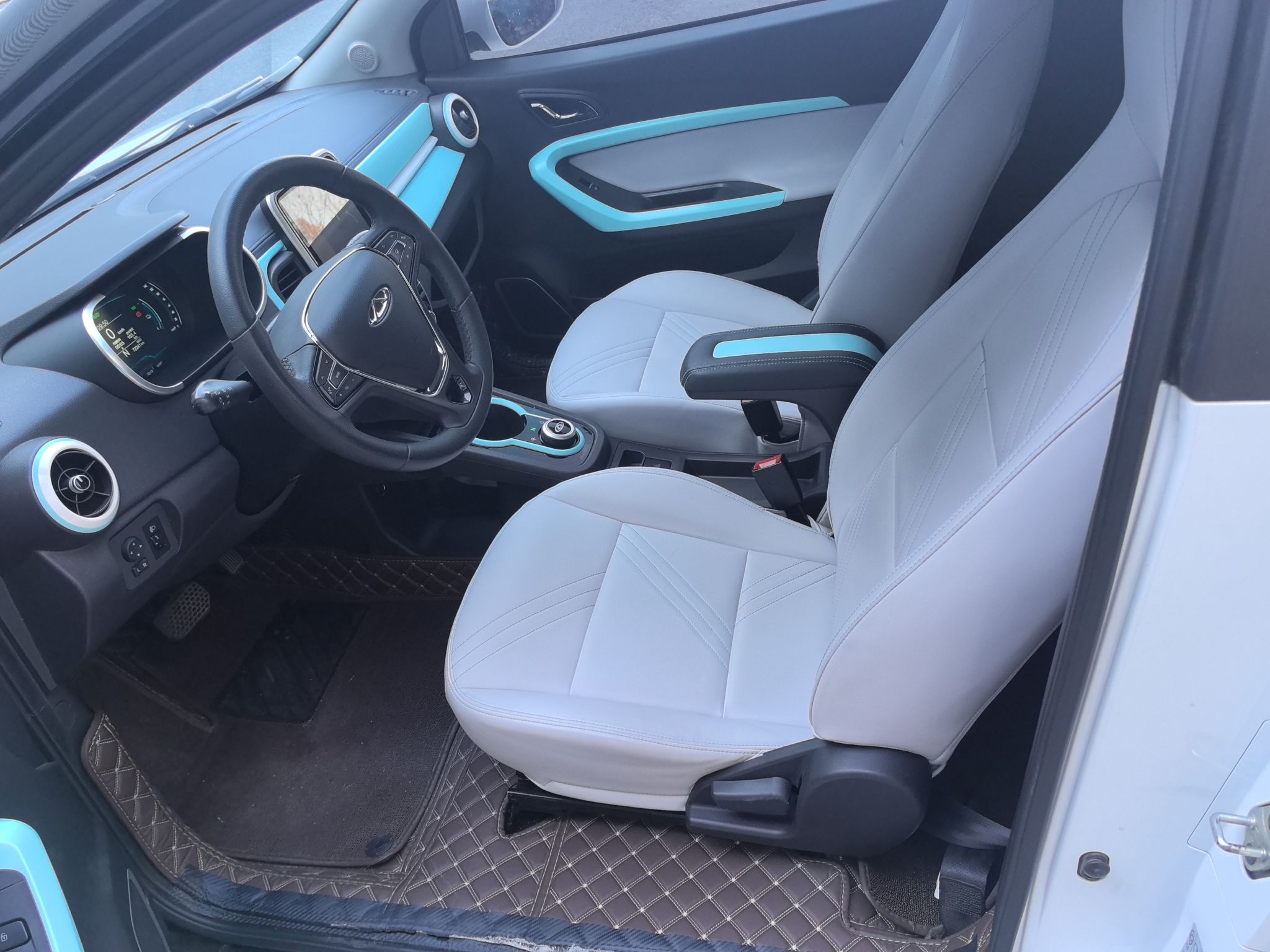 المقاعد الأمامية داخل السيارة