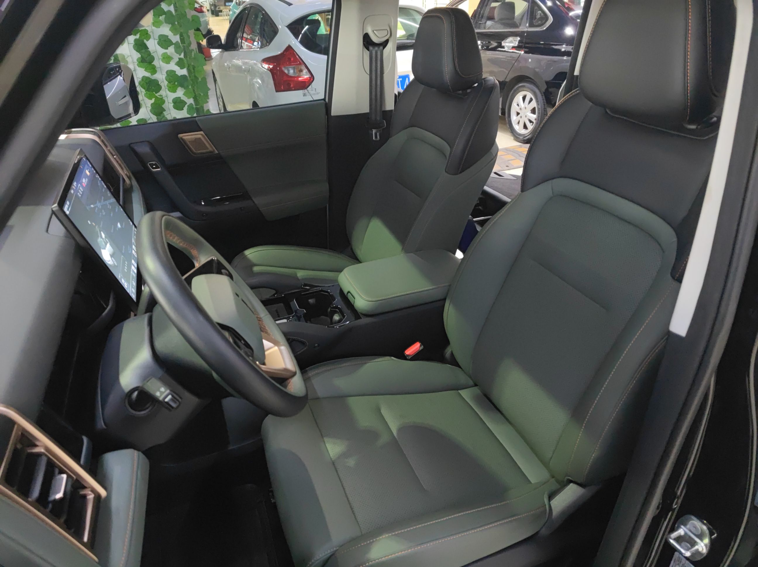 المقاعد الأمامية داخل السيارة