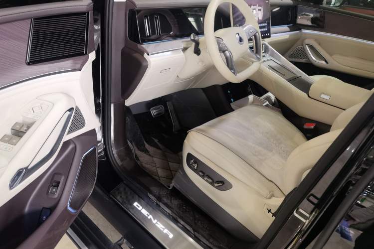 Used Denza N9 2025 Flagship Model
