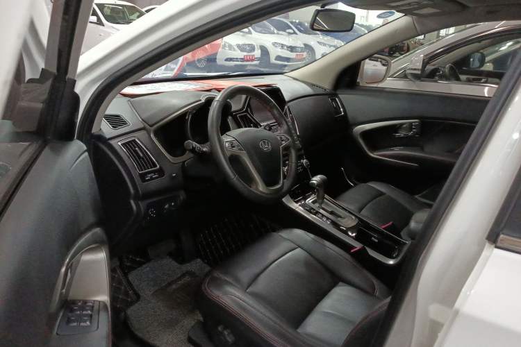 Used Huatai Santa Fe 2017 1.5T Gasoline Automatic Two-Wheel Drive Smart Enjoyment i3 Model
