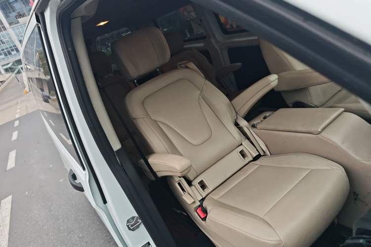 Used Ford Transit 2019 2.0T Diesel Multi-Purpose Commercial Vehicle Short Wheelbase Low Roof 6-Seater China VI Standard Right Front Seat