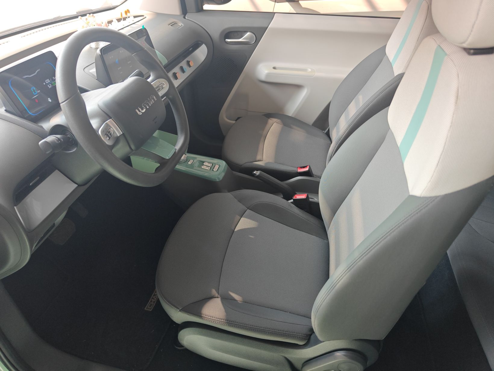 المقاعد الأمامية داخل السيارة