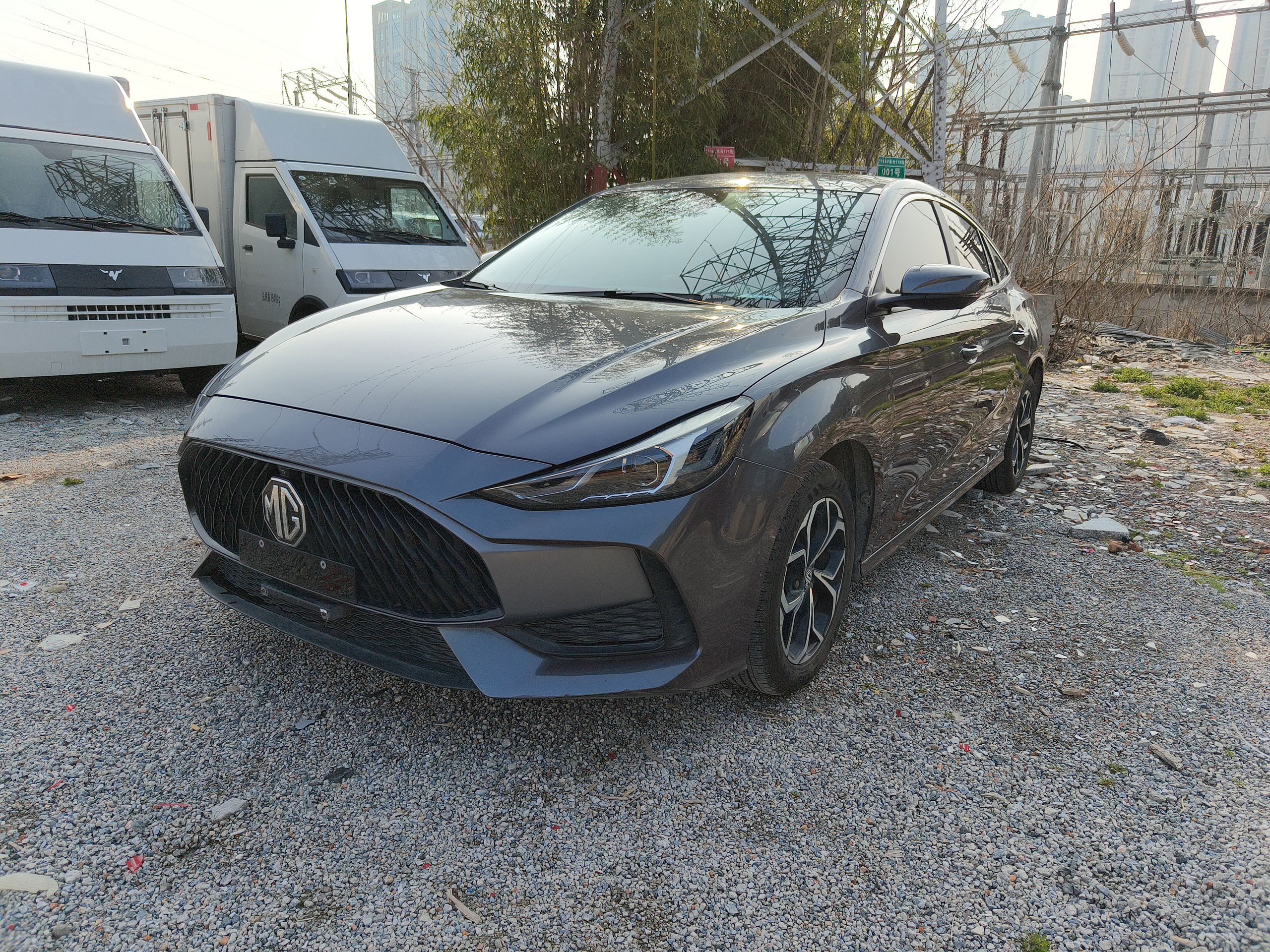 Под передней частью автомобиля