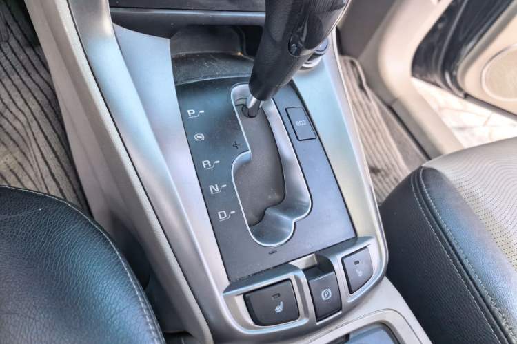 Used Chevrolet Captiva 2014 2.4L 4x4 Luxury Edition 5 Seats Gear Lever