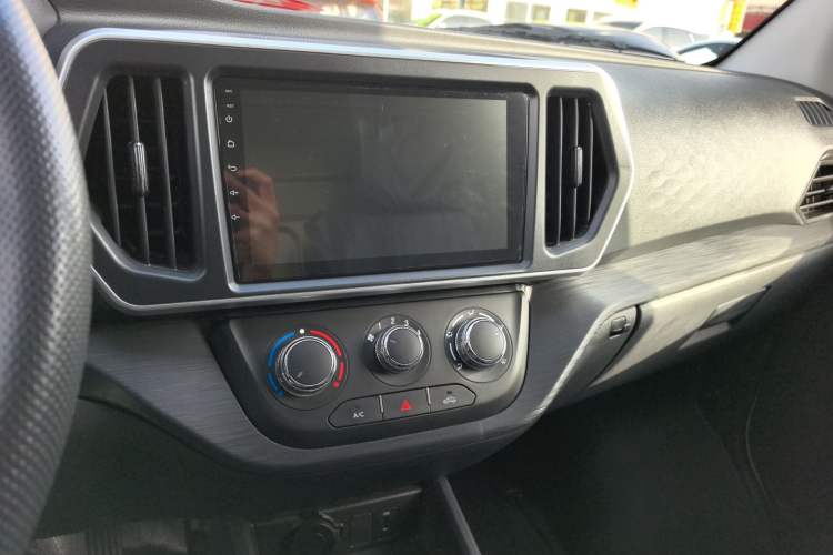 Used Chana Ruixing EM60 2023 All-Electric Van 4525 mm Long Flat Roof with Side Doors 2 Seats 60 kW 38.7 kWh
