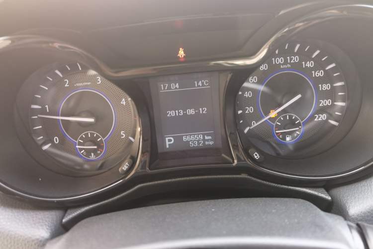 Used JMC Yusheng S350 2013 2.4T Automatic 2WD Diesel Luxury Edition 5 Seats
