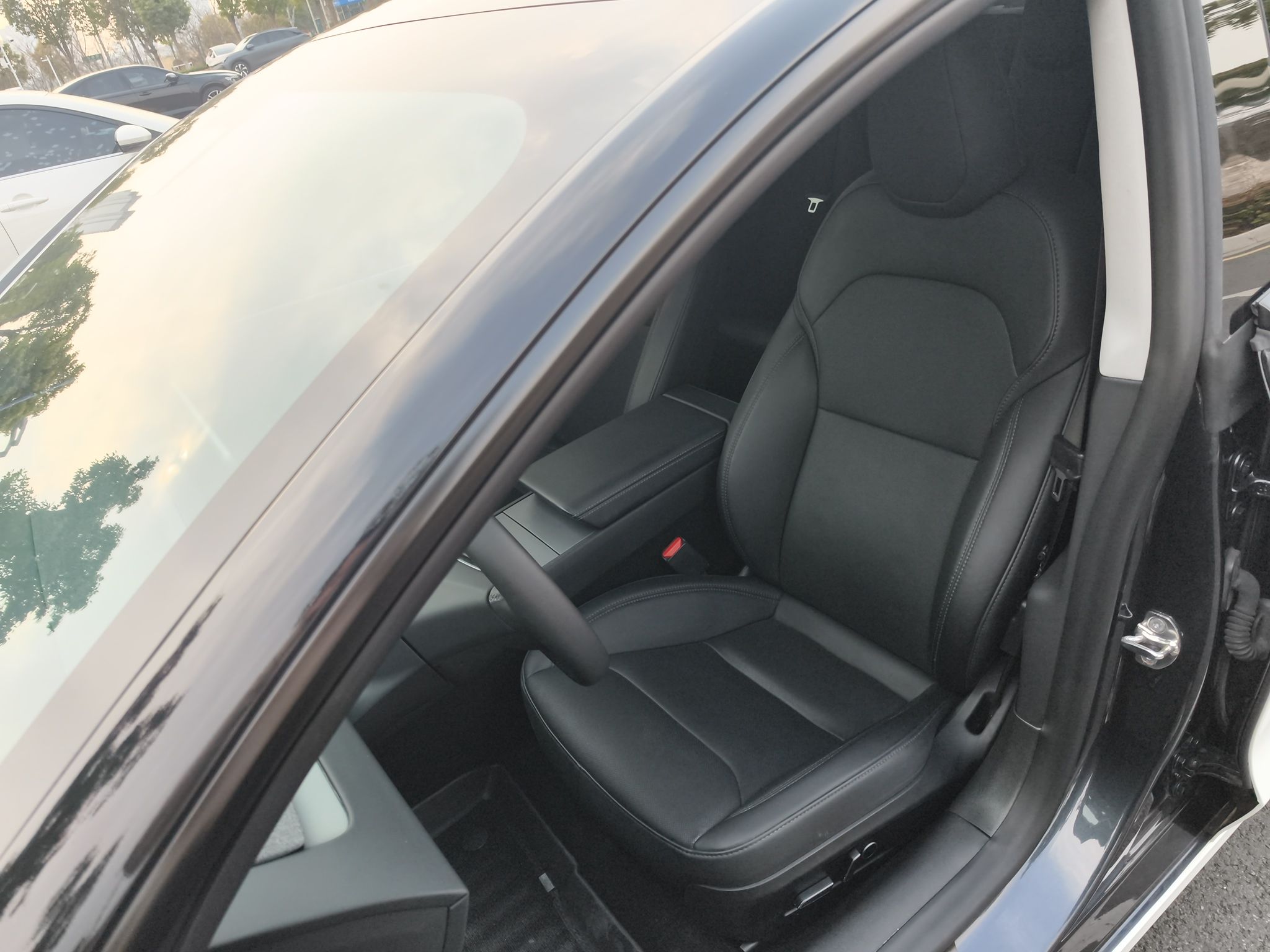 المقاعد الأمامية داخل السيارة