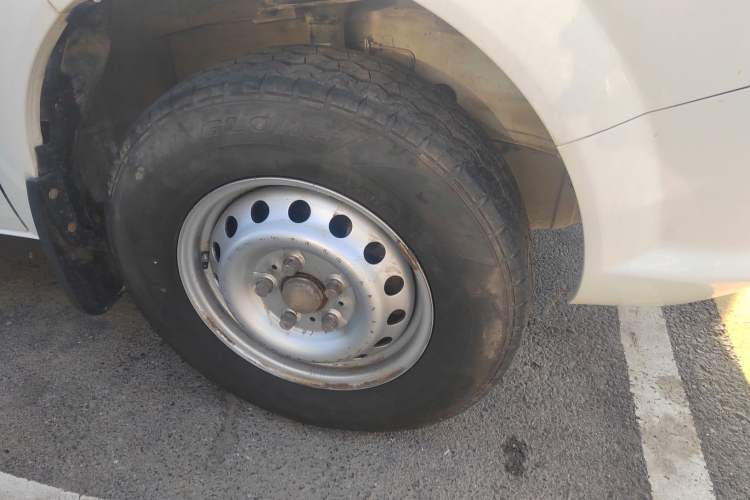 Used Dongfeng Yufeng Yufeng 2021 2.0T Power King Front-Drive Logistics Vehicle Long Wheelbase Mid-Roof Design 6–9 Seats China VI Emission Standard ZD20