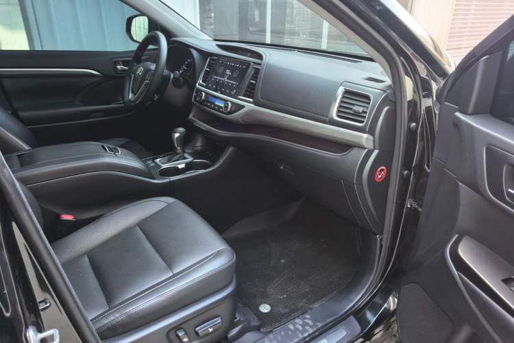 Used Toyota Highlander 2018 2.0T Two-Wheel Drive Prestige Version 7 Seats China V Emission Standard
