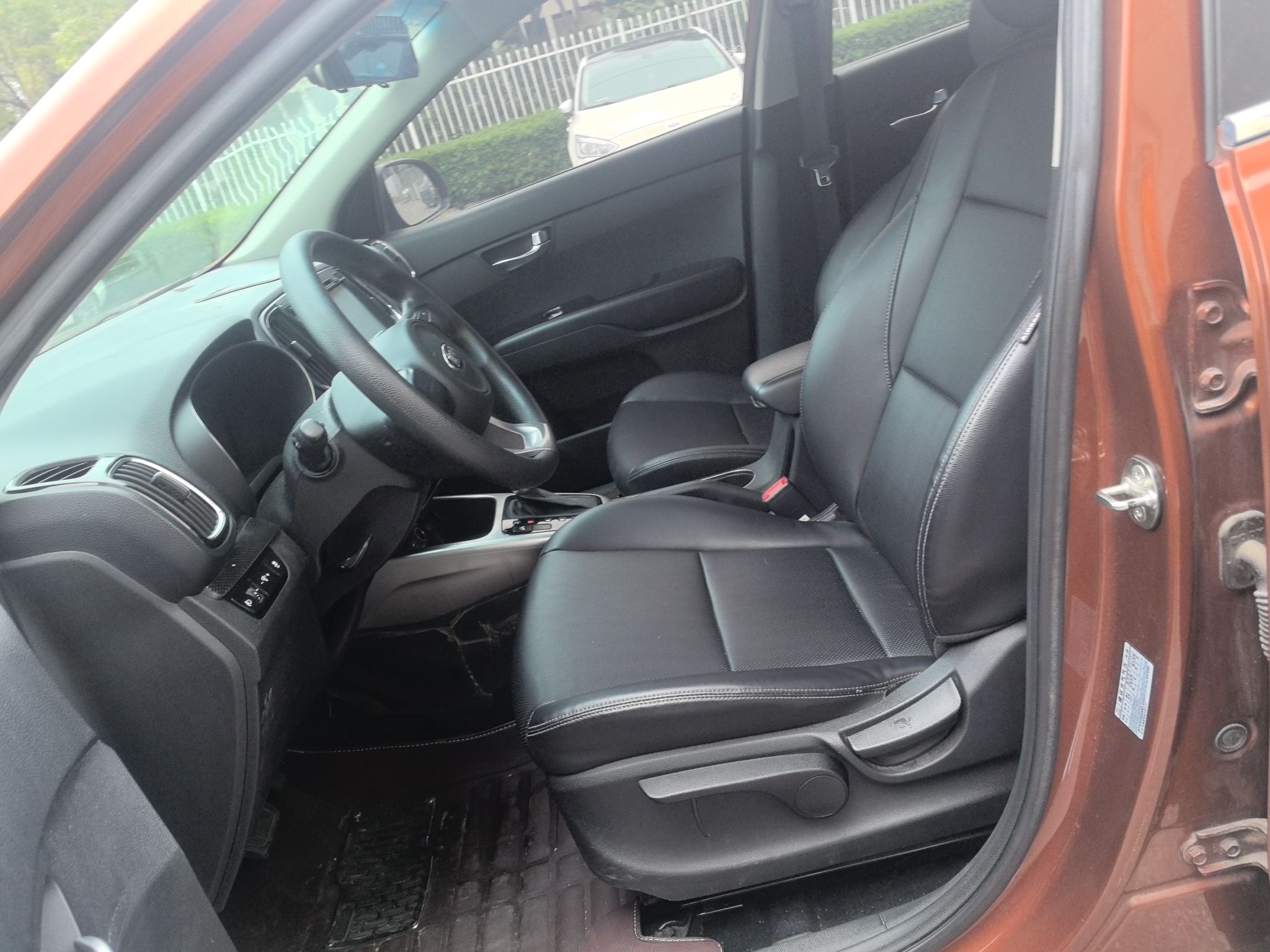 Переднее сиденье в автомобиле