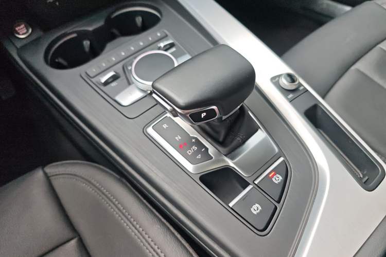 Used Audi A4L 2019 40 TFSI Fashion Version China V Gear Lever