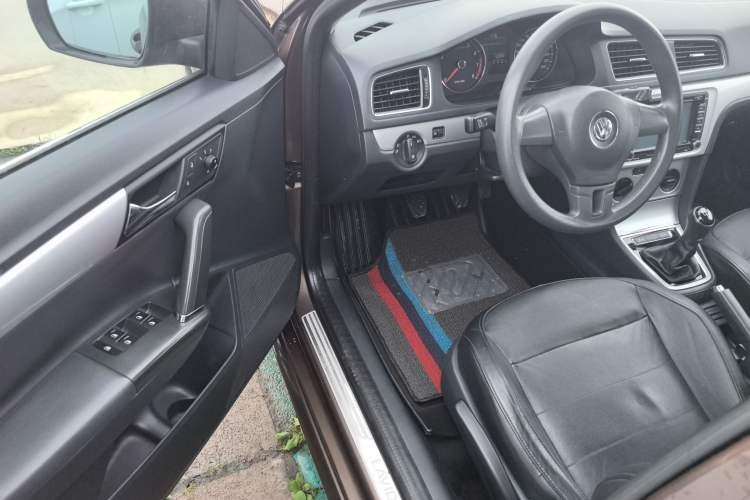 Used Volkswagen Gran Lavida 2013 1.6L Manual Comfort Model Interior 2