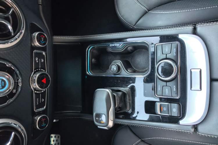 Used BAIC Off-Road BJ40 2023 2.0T Automatic Four-Wheel Drive Urban Hunter Edition Chivalrous Type Interior 6