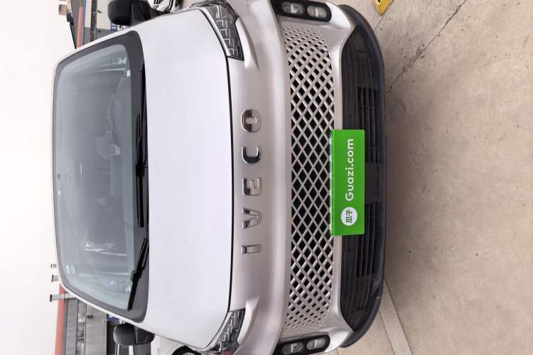 Used SAIC MAXUS Xintu V70 2023 2.0T Elite Edition Manual Transmission Short Wheelbase Low Roof 5/6 Seats (125 hp)