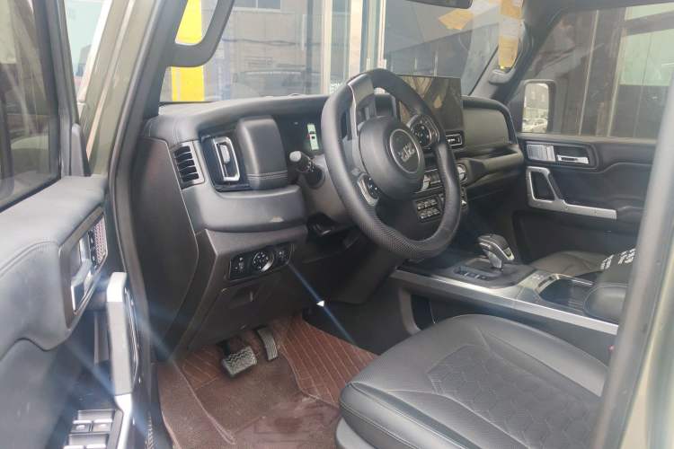 Used 212 T01 2024 2.0T Explorer