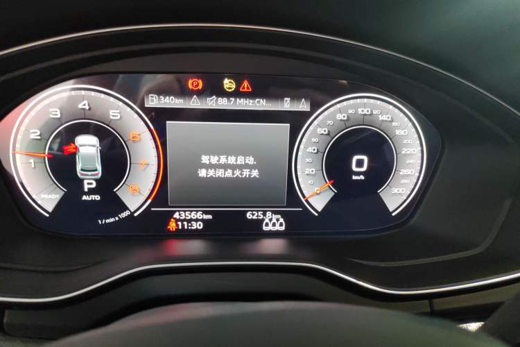 Used Audi Q5L 2022 40T Luxury Dynamic Model Odometer Close Up