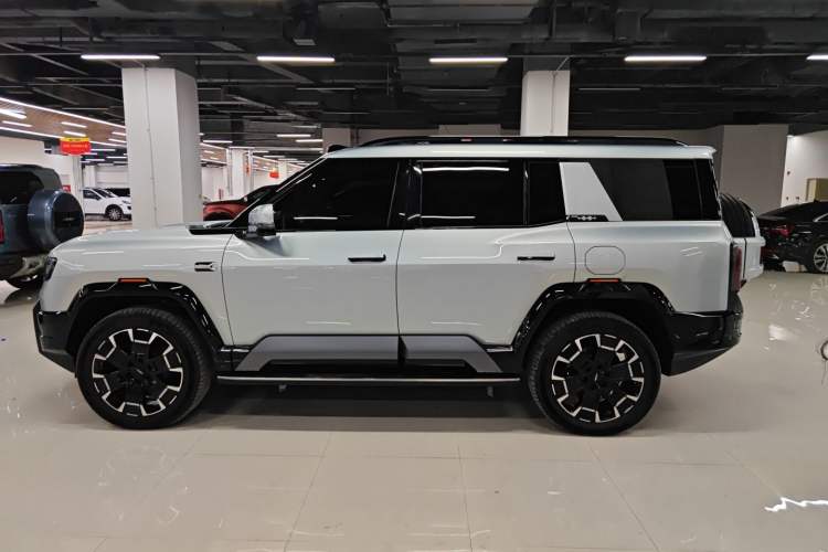 Used Formula Leopard Leopard 8 2025 Smart & Bold Luxury Version 7 Seats