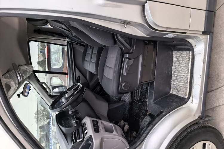 Used SAIC MAXUS Xintu V70 2023 2.0T Elite Edition Manual Transmission Short Wheelbase Low Roof 5/6 Seats (125 hp)