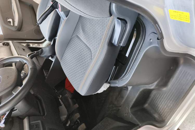 Used CHANGAN KAICHENG Ruixing M60 2023 1.6L CNG Comfort-Grade 6-Seater Passenger Vehicle Interior 3