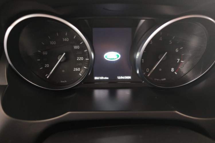 Used Land Rover Range Evoque 2018 240 PS SE Smart Brilliance Edition Odometer Close Up