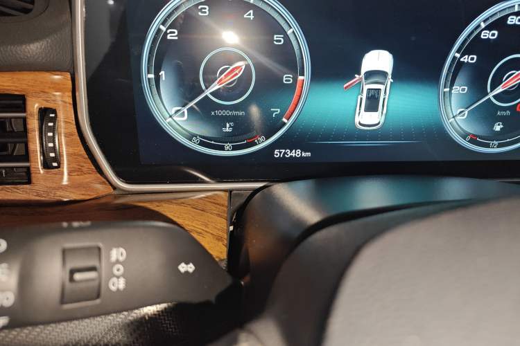 Used Hongqi HS5 2019 2.0T Smart Connect Flagship All-Wheel-Drive Version Odometer Close Up