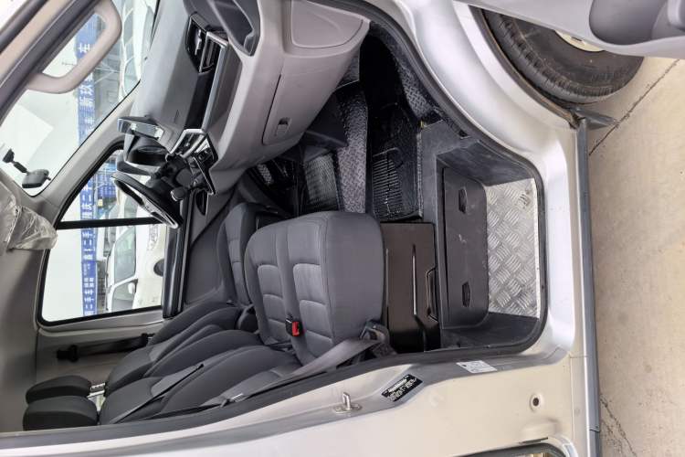 Used SAIC MAXUS Xintu V70 2023 2.0T Elite Edition Manual Transmission Short Wheelbase Low Roof 5/6 Seats (125 hp)