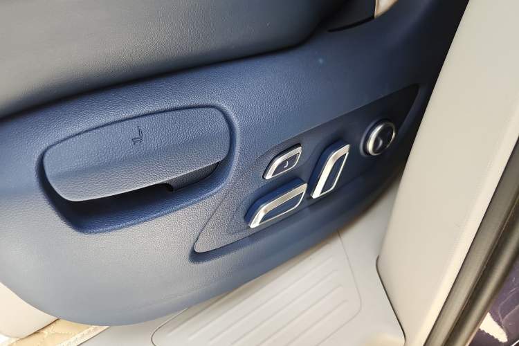 Used Roewe iMAX8 2021 400TGI Supreme Series Ultimate Edition
