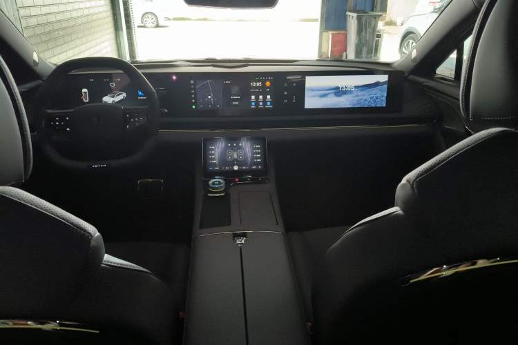 Used VOYAH PASSION 2024 PHEV Four-Wheel Drive Ultra-Long Range Flagship Model Interior 3