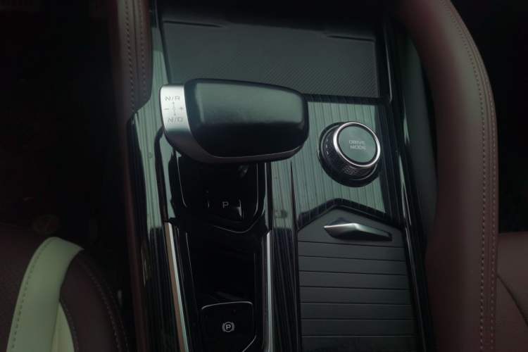 Used Geely Auto Monjaro L 2024 2.0TD High-Power Automatic Two-Wheel Drive Yunqi Version Gear Lever