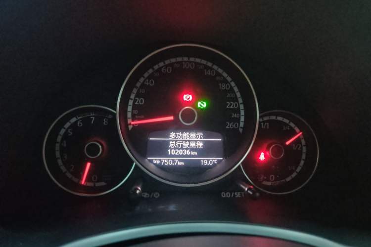 Used Volkswagen Beetle 2015 180TSI model Odometer Close Up