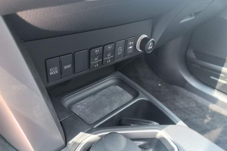 Used Toyota RAV4 2016 2.0L CVT Two-Wheel Drive Smart Edition China V Standard Interior 6