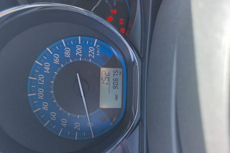 Used Toyota YARiS L Zhi Xuan 2014 1.3E Manual Charm Edition Odometer Close Up