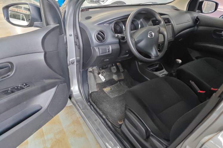 Used Nissan Livina 2015 1.6XE Manual Comfort Edition Interior 2