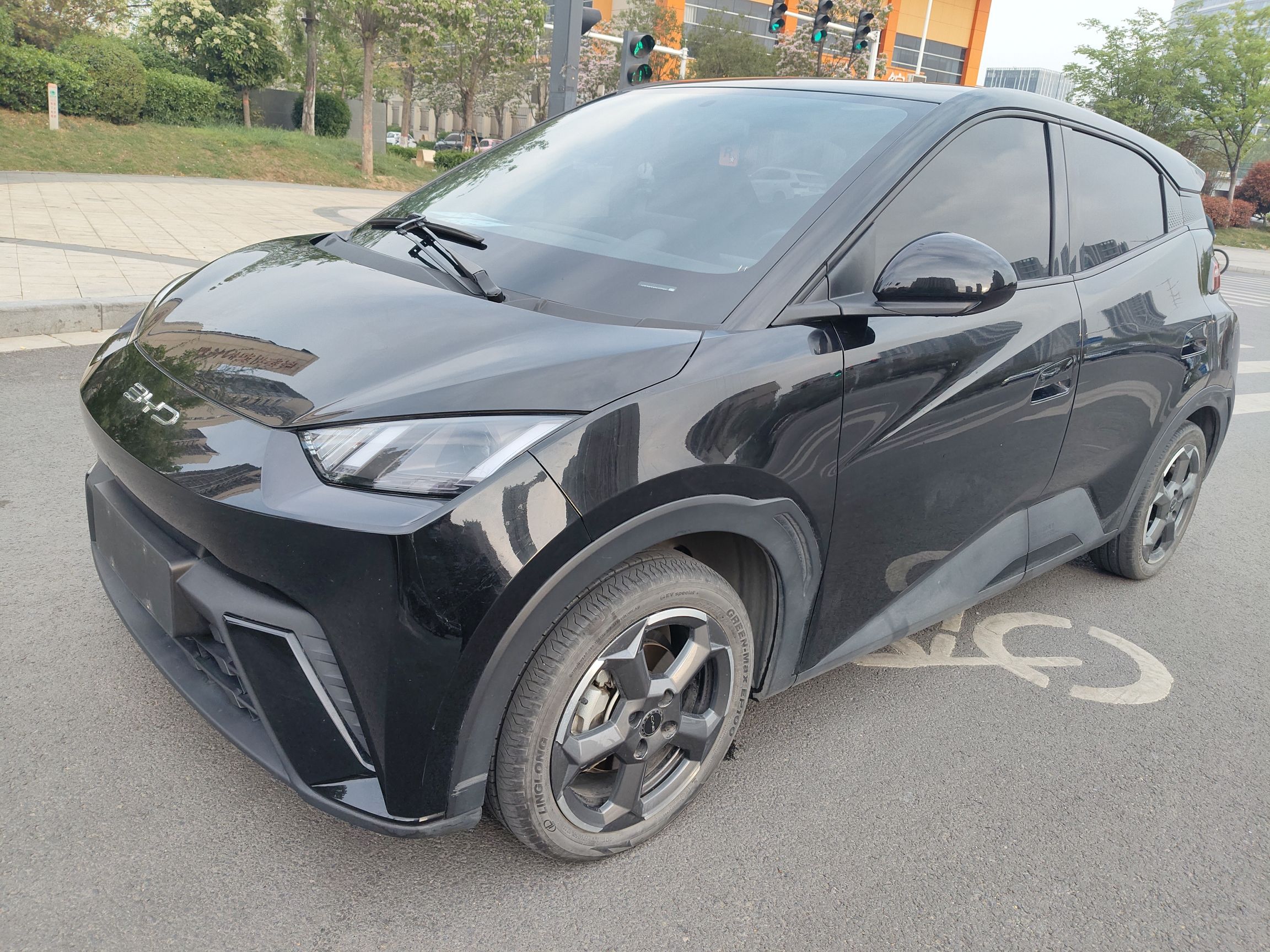 Под передней частью автомобиля