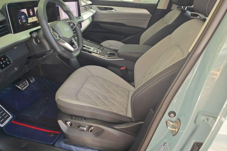 Used Volkswagen Tavendor 2023 380TSI All-Wheel Drive R-Line Journey Edition Interior 8