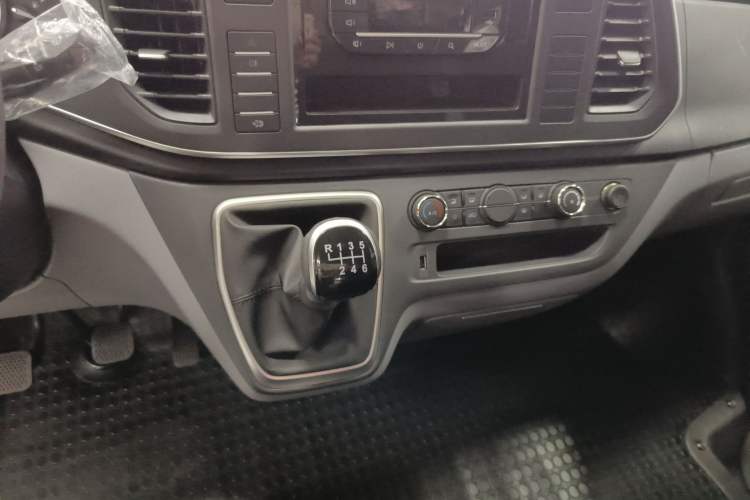 Used SAIC MAXUS Xintu V80 2024 Aotuntong Value Edition 6MT Short Wheelbase Mid-Height Roof 127 Ps 5/6 Seats